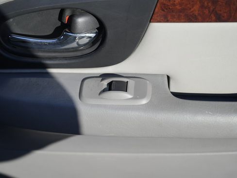 Used 2009 GMC Envoy Denali w/ Sun And 6-Disc Cd Package image 36