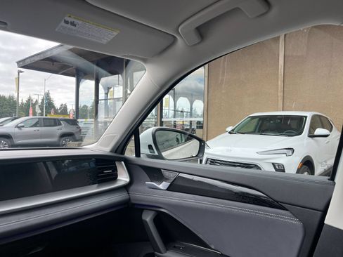 Used 2026 Volkswagen Tiguan SE AWD/4WD image 32