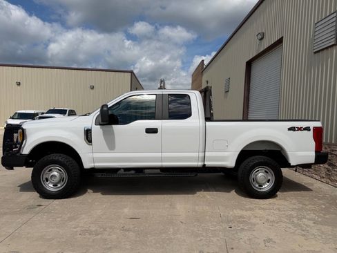 Used 2017 Ford F250 XL w/ Snow Plow Prep Package AWD/4WD image 4