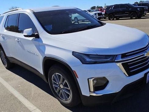 Used 2023 Chevrolet Traverse LT image 2