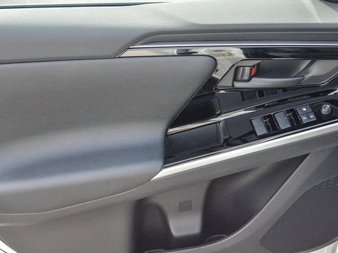 Certified 2025 Toyota bZ4X FWD image 20