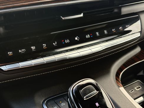 Used 2022 Cadillac Escalade Premium Luxury image 27