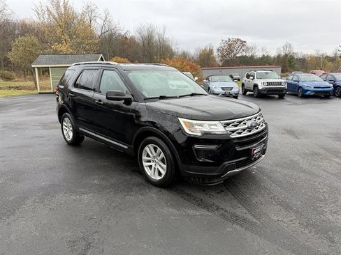 Used 2018 Ford Explorer XLT image 3