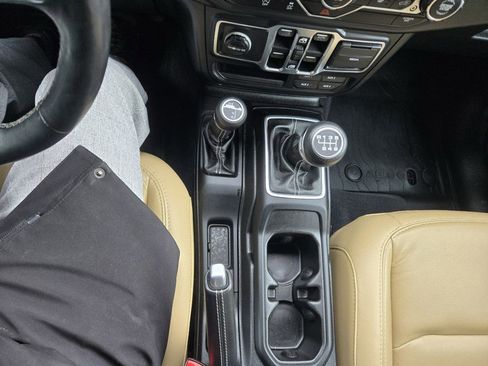 Used 2018 Jeep Wrangler Unlimited Sahara image 14