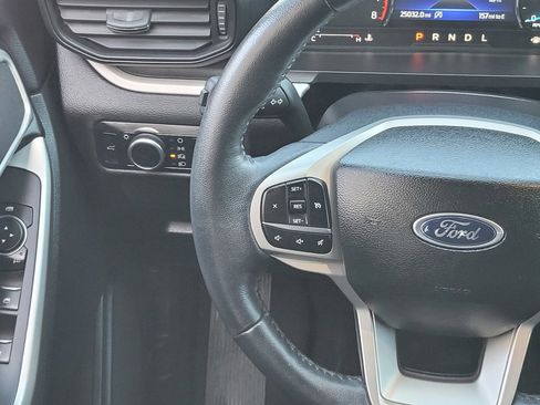 Used 2023 Ford Explorer XLT image 9