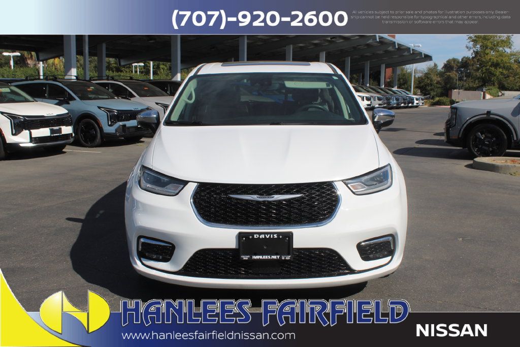 Used 2023 Chrysler Pacifica Limited FWD image 4