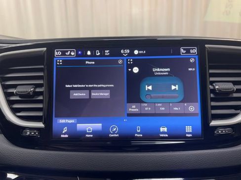 Used 2024 Chrysler Pacifica Touring-L FWD image 23