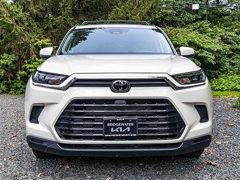 Used 2024 Toyota Grand Highlander AWD image 2