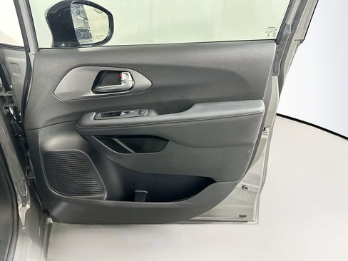 Used 2025 Chrysler Pacifica Select image 33