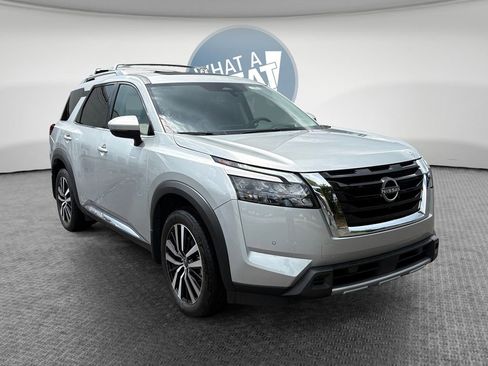 Used 2025 Nissan Pathfinder Platinum FWD image 1