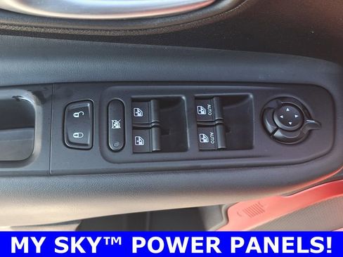 Used 2017 Jeep Renegade Trailhawk w/ Premium Trailhawk Package image 31