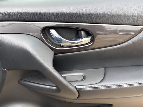 Used 2018 Nissan Rogue SV image 15