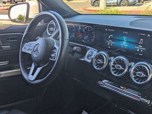 Used 2021 Mercedes-Benz GLB 250 4MATIC image 13