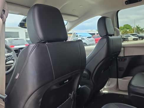 Used 2024 Chrysler Pacifica Limited FWD image 14