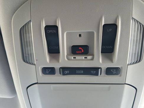 Used 2024 Toyota Highlander Limited FWD image 23