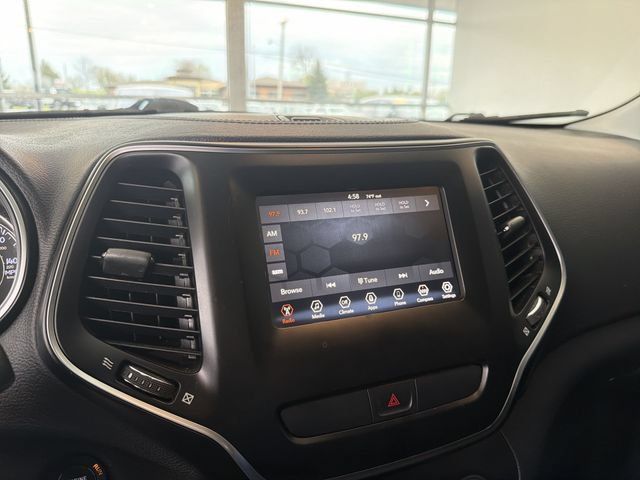 Used 2019 Jeep Cherokee Latitude Plus FWD image 23