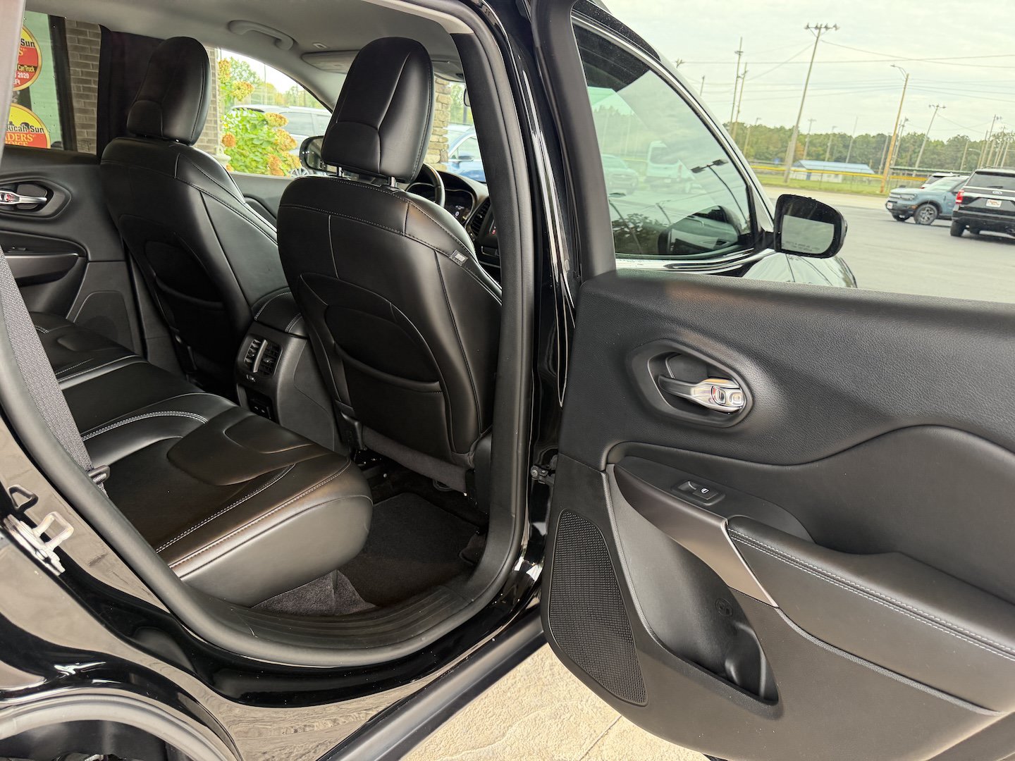 Used 2019 Jeep Cherokee Latitude Plus FWD image 26