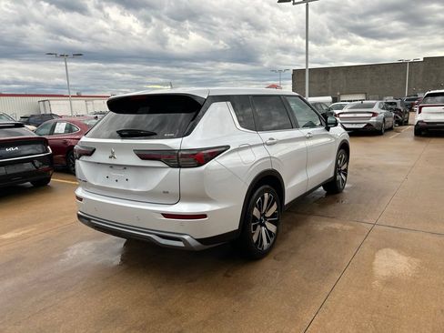 Used 2025 Mitsubishi Outlander SE AWD/4WD image 3