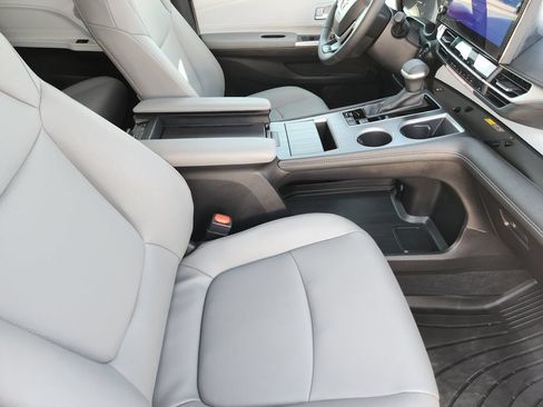 Certified 2026 Toyota Sienna XLE FWD image 24