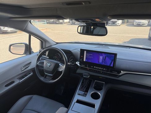 Used 2025 Toyota Sienna XLE FWD image 33