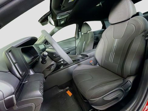 Used 2025 Hyundai Elantra Sport image 13