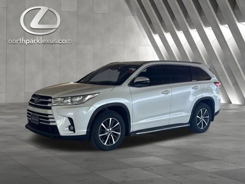 Used 2017 Toyota Highlander XLE image 3