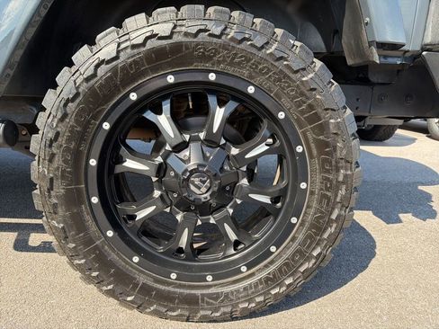 Used 2016 Jeep Wrangler Unlimited Rubicon w/ Connectivity Group image 13