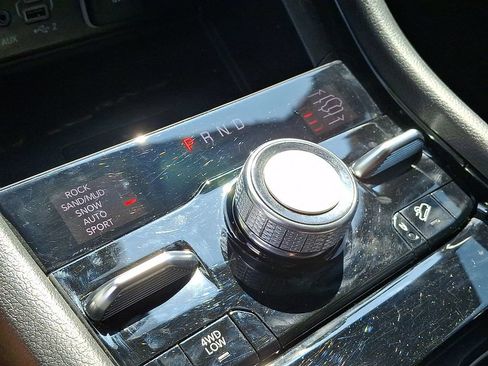 Used 2024 Jeep Grand Cherokee Overland w/ Luxury Tech Group IV AWD/4WD image 16
