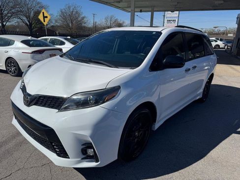 Used 2020 Toyota Sienna SE Premium w/ Nightshade Edition image 1