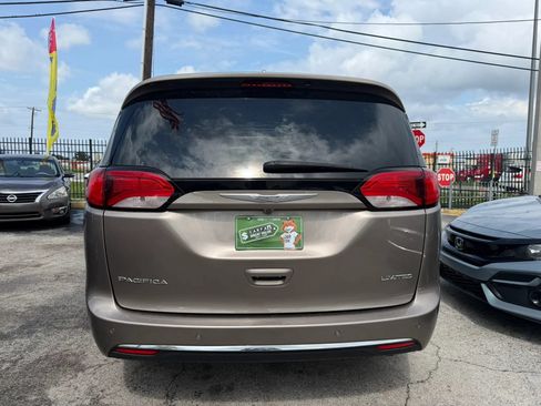 Used 2018 Chrysler Pacifica Limited w/ Advanced Safetytec Group FWD image 5