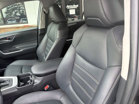 Used 2021 Toyota RAV4 XLE Premium image 3