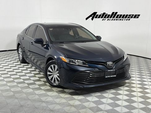 Used 2019 Toyota Camry FWD image 1