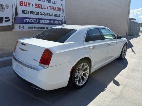 Used 2017 Chrysler 300 C Platinum RWD image 4