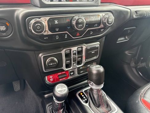 Used 2018 Jeep Wrangler Unlimited Rubicon w/ Dual Top Group AWD/4WD image 17