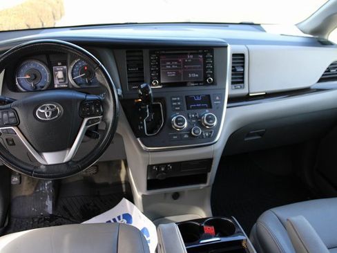 Used 2018 Toyota Sienna Limited image 36