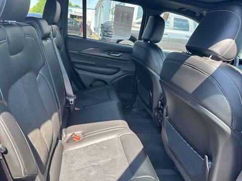 Used 2025 Jeep Grand Cherokee Altitude AWD/4WD image 17