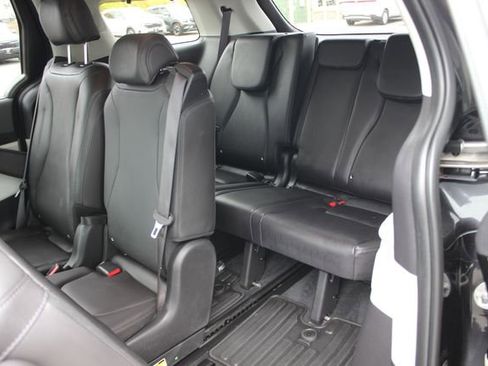 Used 2024 Kia Carnival EX FWD image 27