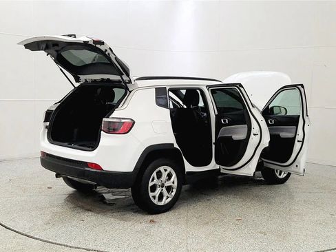 Used 2025 Jeep Compass Latitude image 12