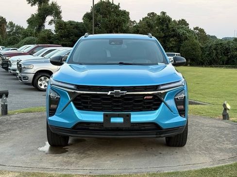 Used 2025 Chevrolet Trax RS w/ Sunroof Package FWD image 2