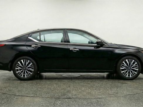 Used 2025 Nissan Altima 2.5 SV FWD image 11