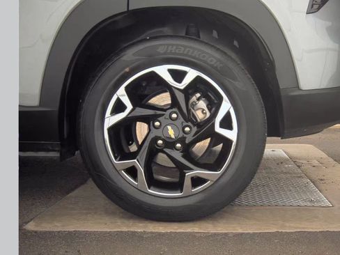Used 2025 Chevrolet Trax LT w/ LT Convenience Package FWD image 13