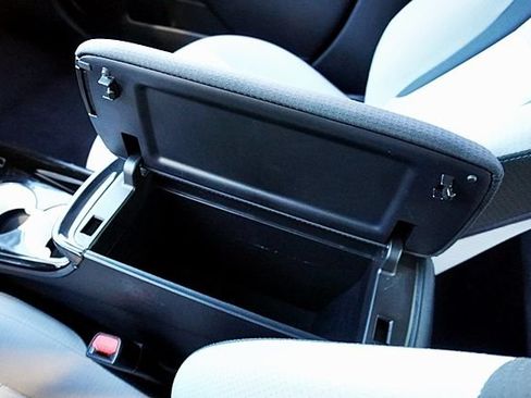 Used 2016 Toyota Prius Four FWD image 39