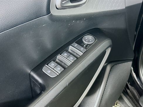 Used 2025 Kia Soul LX w/ LX Technology Package FWD image 15