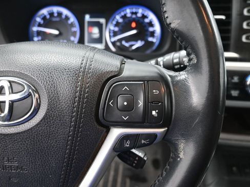 Used 2017 Toyota Highlander XLE AWD/4WD image 7