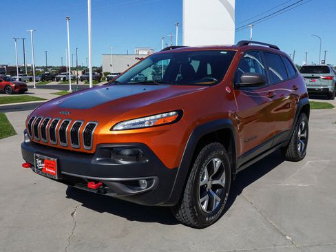 Used 2016 Jeep Cherokee Trailhawk w/ Leather Interior Group AWD/4WD image 4