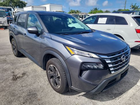 Used 2024 Nissan Rogue SV FWD image 2