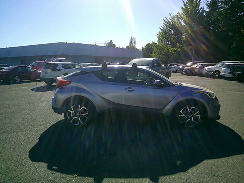 Used 2019 Toyota C-HR XLE FWD image 6