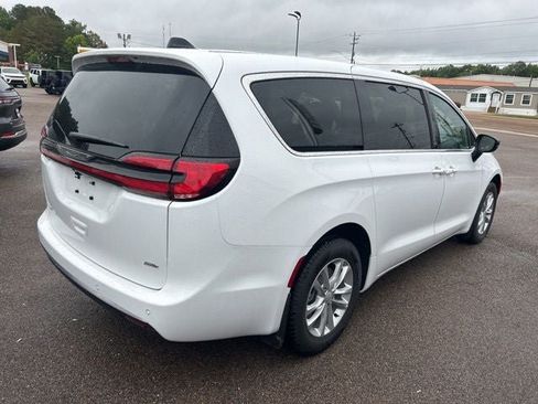 New 2027 Chrysler Pacifica Select AWD/4WD image 4