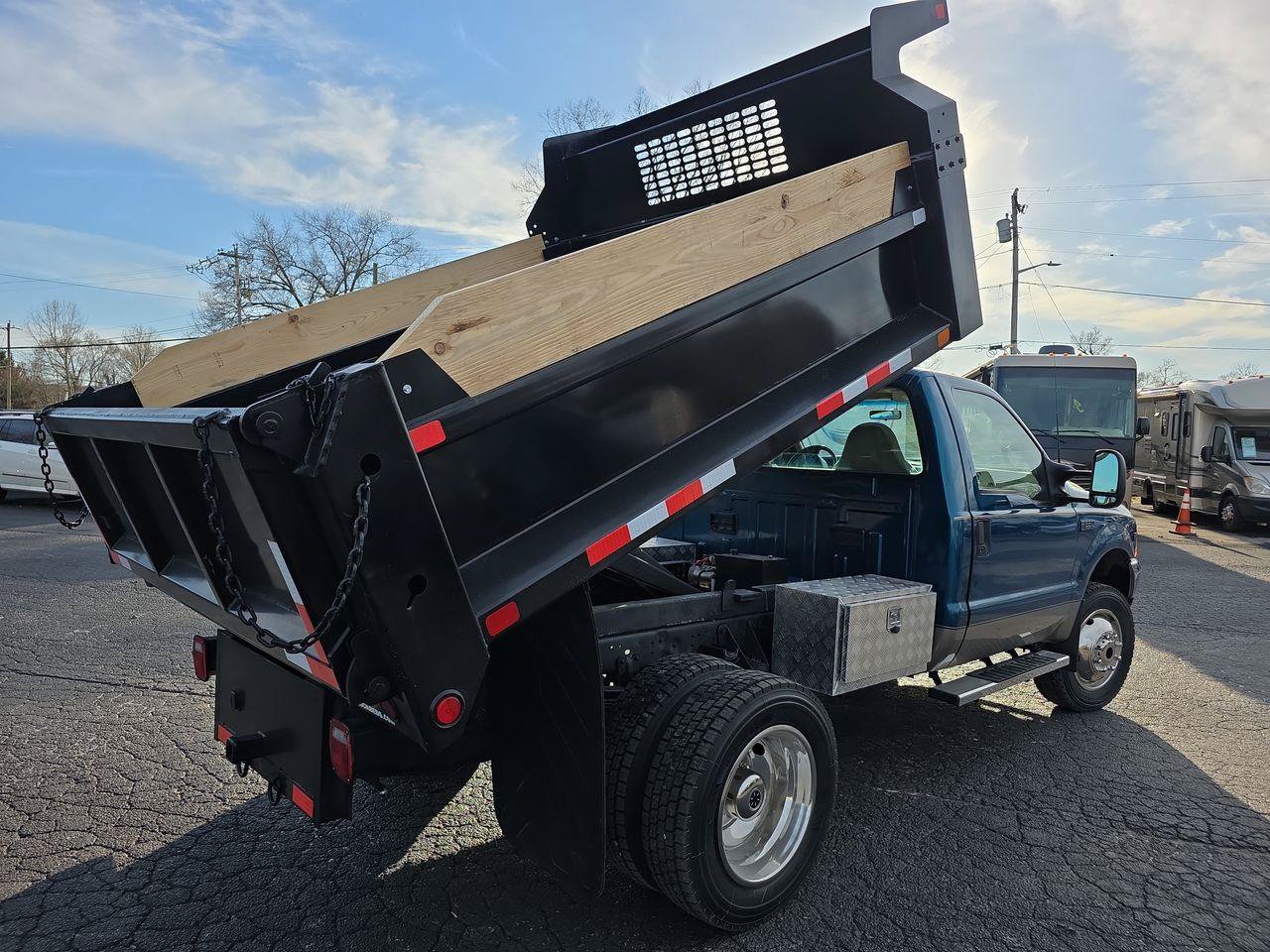 Used 2001 Ford F550 4x4 Regular Cab Super Duty image 2
