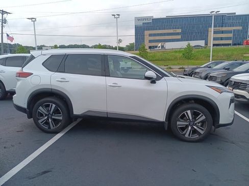 Used 2025 Nissan Rogue SL AWD/4WD image 4